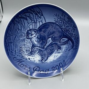 2004 Bing and Grondahl Blue White Mors Dag Mothers Day Plate Otter and Pup